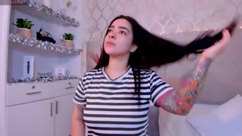 Kamila Betancourt online show from December 21, 2025, 12:45 pm