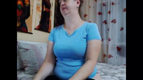 Snapshot of karenagirasoles chatting on October 18, 2025, 3:24 pm karenagirasoles online show from October 18, 2025, 3:24 pm