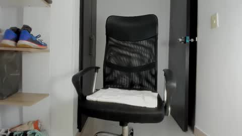 Snapshot of karimthompson chatting on February 8, 2026, 9:45 am Karim online show from February 8, 2026, 9:45 am