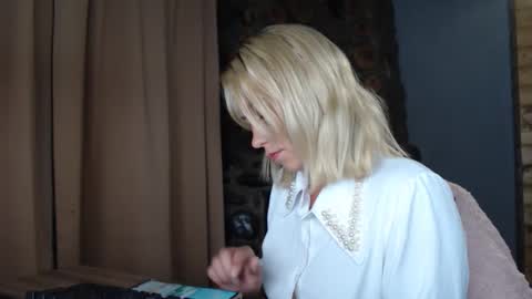 karina online show from September 19, 2025, 2:46 am