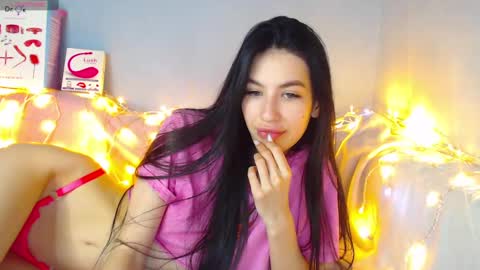 Snapshot of karolina_hottie_ chatting on December 23, 2024, 6:44 am Kira online show from December 23, 2024, 6:44 am