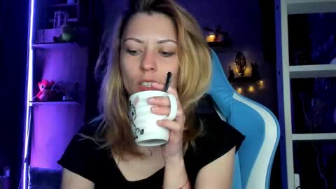 karoline121 online show from March 19, 2026, 3:43 am