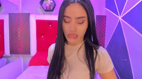 Snapshot of karoll014 chatting on November 22, 2025, 12:04 pm Karol online show from November 22, 2025, 12:04 pm