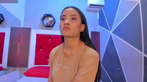 Snapshot of karoll014 chatting on November 24, 2025, 12:05 pm Karol online show from November 24, 2025, 12:05 pm