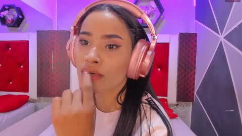 Snapshot of karoll014 chatting on December 3, 2025, 12:03 pm Karol online show from December 3, 2025, 12:03 pm