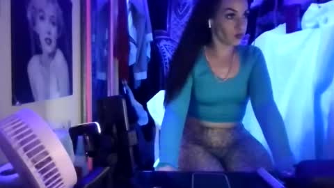 kash_kitty13 online show from January 18, 2026, 2:37 am
