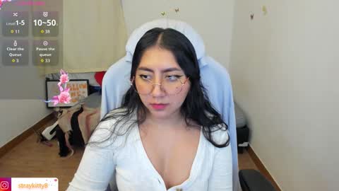 Snapshot of kat_ly_chan chatting on October 13, 2025, 9:15 pm Kat online show from October 13, 2025, 9:15 pm