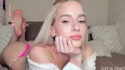 Snapshot of katebremar chatting on December 17, 2025, 10:05 pm online show from December 17, 2025, 10:05 pm