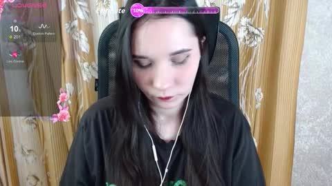 Snapshot of katecrash chatting on December 5, 2025, 9:51 am YourKate online show from December 5, 2025, 9:51 am