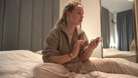 katedoe online show from March 11, 2025, 1:23 pm