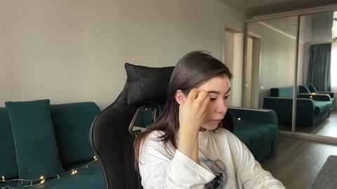 Snapshot of katheleenschraub chatting on June 1, 2026, 8:05 am Elle online show from June 1, 2026, 8:05 am