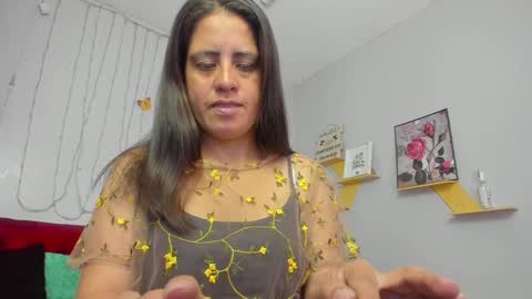 Snapshot of kathina_giraldo chatting on February 7, 2025, 12:39 pm Paola online show from February 7, 2025, 12:39 pm