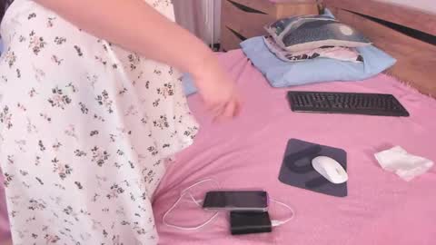 Snapshot of katie_ness chatting on May 19, 2026, 7:42 pm Kate online show from May 19, 2026, 7:42 pm