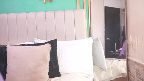 K A T L Y N  online show from November 30, 2025, 6:12 pm