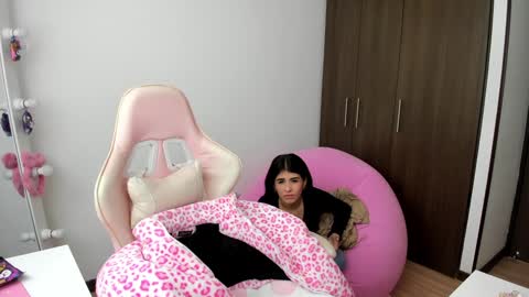 Snapshot of katrinrosex chatting on December 4, 2024, 3:21 pm Katrin online show from December 4, 2024, 3:21 pm