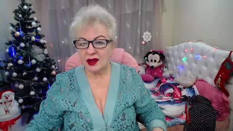 kaylesmoll online show from December 30, 2024, 7:32 pm