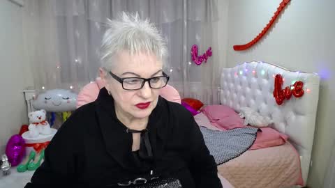 kaylesmoll online show from February 19, 2025, 3:28 am