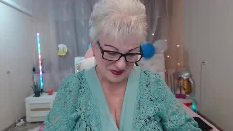 kaylesmoll online show from October 7, 2025, 6:49 pm