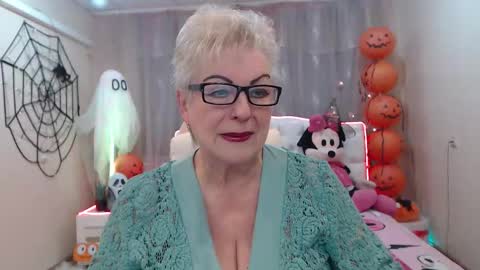 kaylesmoll online show from October 14, 2025, 6:42 pm