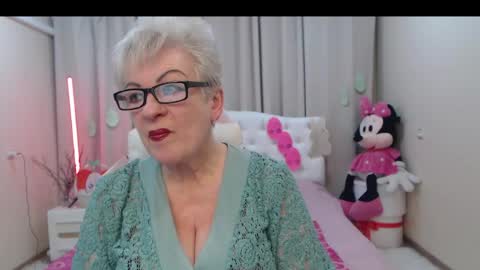 Snapshot of kaylesmoll chatting on April 15, 2026, 6:59 pm kaylesmoll online show from April 15, 2026, 6:59 pm