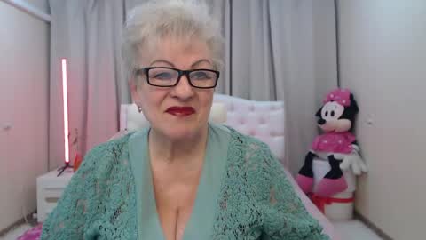 Snapshot of kaylesmoll chatting on April 24, 2026, 6:54 pm kaylesmoll online show from April 24, 2026, 6:54 pm