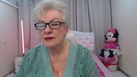Snapshot of kaylesmoll chatting on April 28, 2026, 2:27 am kaylesmoll online show from April 28, 2026, 2:27 am