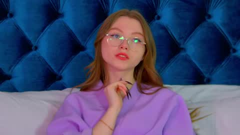 Keira online show from February 25, 2025, 9:42 am