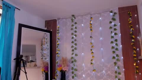 kelly__thomson online show from April 9, 2026, 1:49 pm