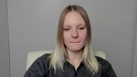 Snapshot of kelly_lly chatting on October 8, 2025, 12:14 pm Kelly online show from October 8, 2025, 12:14 pm