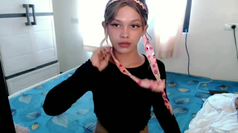 kendra_lunaxx online show from June 17, 2026, 7:00 am