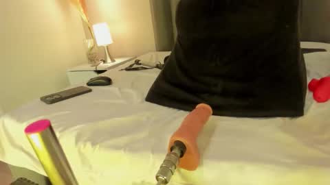 kendrachavez_ online show from November 14, 2025, 12:53 am