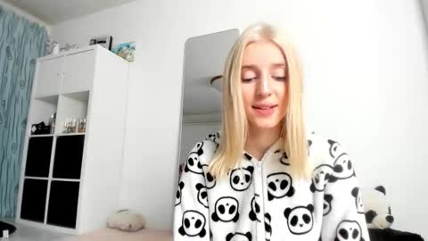 Kenzie online show from October 22, 2025, 3:18 am