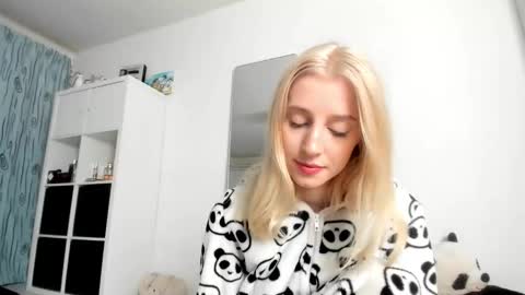 Kenzie online show from November 22, 2025, 4:33 am