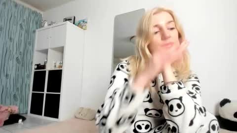 Kenzie online show from November 26, 2025, 4:46 am