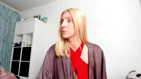 Kenzie online show from December 14, 2025, 5:02 am