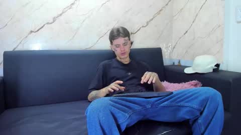 kevinperlas_ online show from November 24, 2025, 8:41 pm