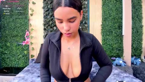 khateandersson online show from December 1, 2025, 8:14 pm