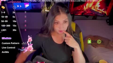 Snapshot of khionebesset chatting on December 21, 2025, 8:43 am Khi. online show from December 21, 2025, 8:43 am