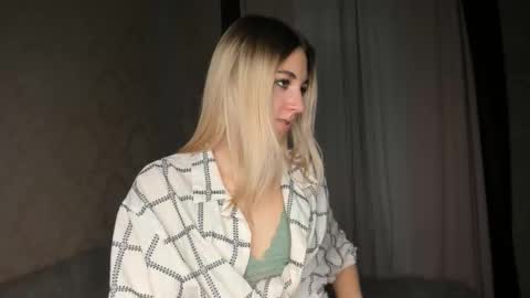 Snapshot of kiki_bloom chatting on December 1, 2025, 11:48 am Bella online show from December 1, 2025, 11:48 am