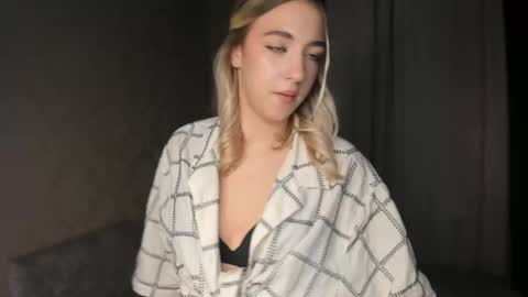 Snapshot of kiki_bloom chatting on December 2, 2025, 3:07 pm Bella online show from December 2, 2025, 3:07 pm