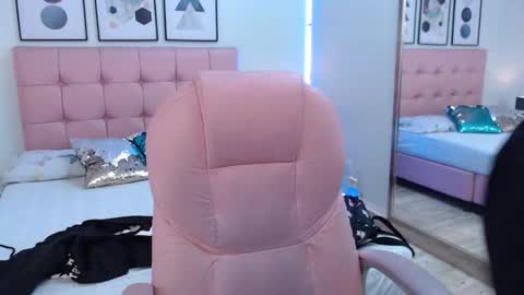 kIKI online show from October 22, 2025, 4:18 pm