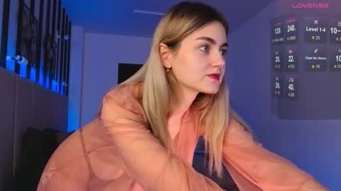 Snapshot of kiki_r chatting on September 28, 2025, 10:31 am Kiki dont forget to thumbs up me if you like my show online show from September 28, 2025, 10:31 am