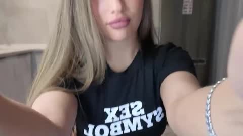 EvaAnna online show from November 10, 2025, 9:03 pm