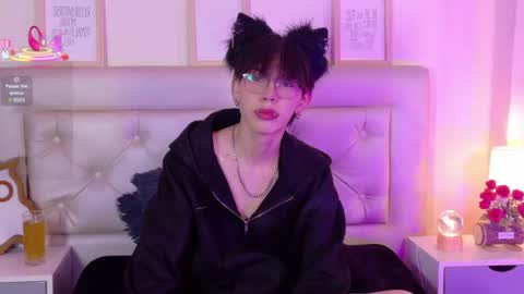 Snapshot of kim_adrien chatting on June 22, 2026, 3:19 am Adrien online show from June 22, 2026, 3:19 am