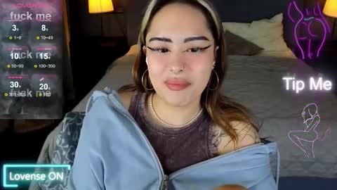 Snapshot of kim_brownie chatting on December 1, 2025, 5:01 am Kim online show from December 1, 2025, 5:01 am