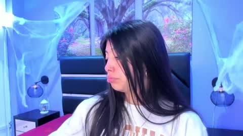 Kimberly Villalobos online show from November 11, 2025, 11:43 am