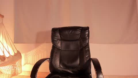 Snapshot of kimblair_ chatting on February 23, 2025, 1:10 pm Kim online show from February 23, 2025, 1:10 pm