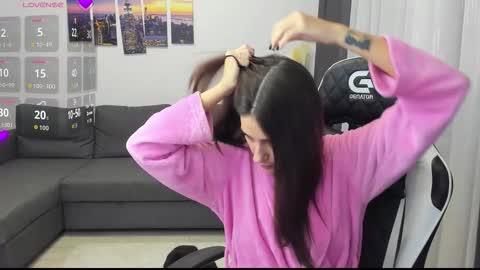 kimi_ivy online show from October 31, 2025, 4:35 am