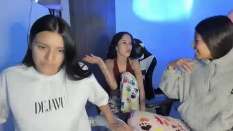 Snapshot of kimmi_foxy chatting on December 4, 2025, 11:13 pm kimmi online show from December 4, 2025, 11:13 pm