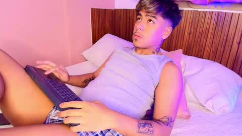 Snapshot of king_azahell chatting on October 31, 2025, 3:18 am king help me reach 100 likes online show from October 31, 2025, 3:18 am